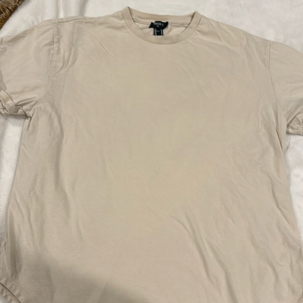 Men’s beige Forever 21 dress tshirt